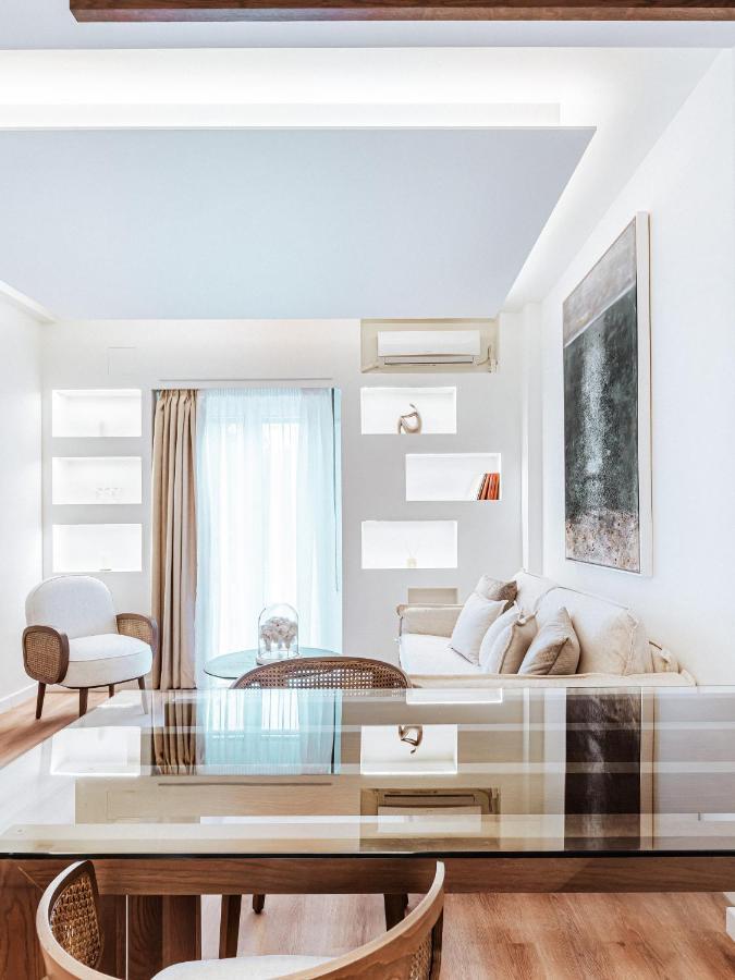 Luxury Apartment In The Heart Of The City - 1Br أثينا المظهر الخارجي الصورة