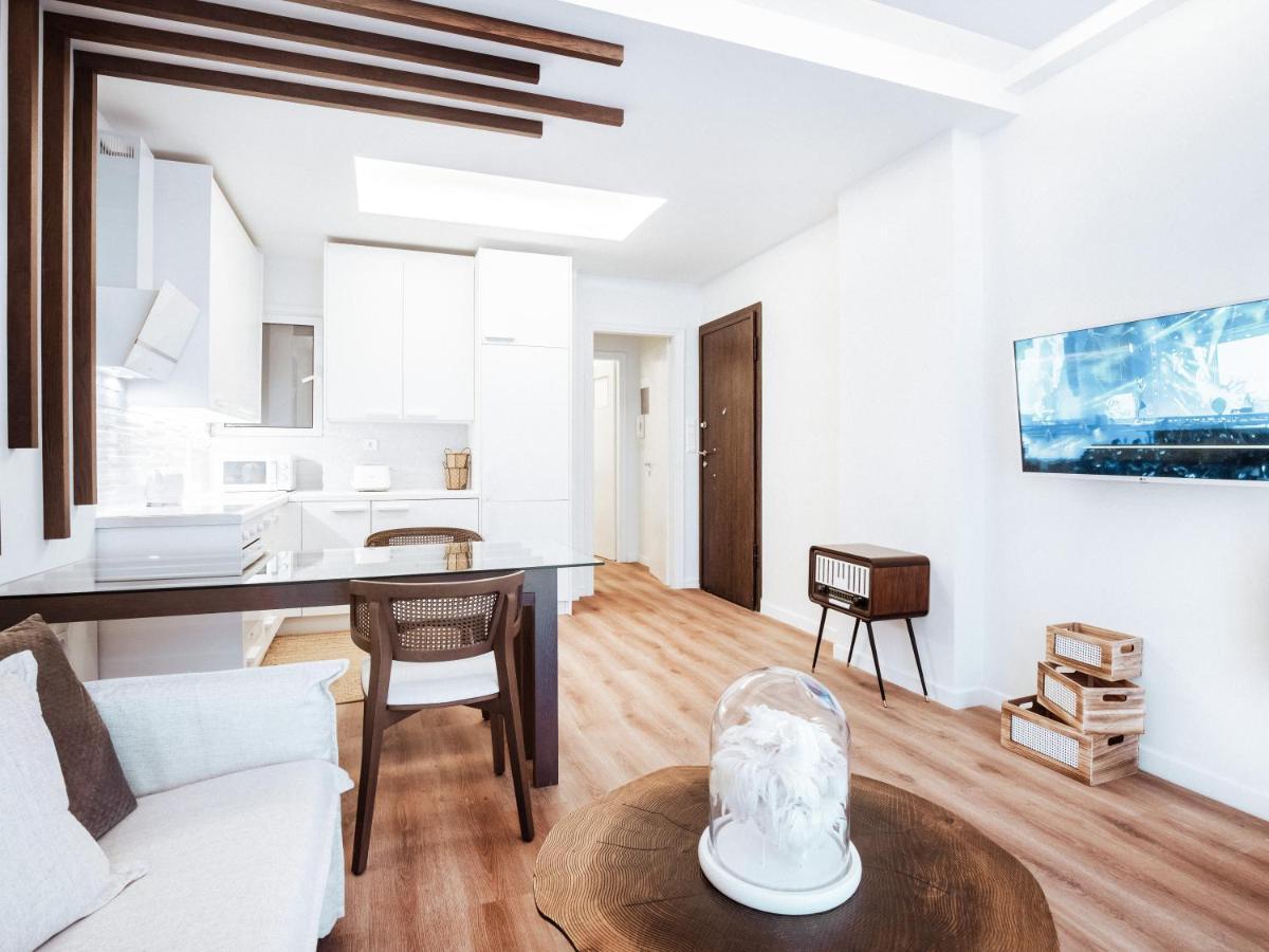 Luxury Apartment In The Heart Of The City - 1Br أثينا المظهر الخارجي الصورة